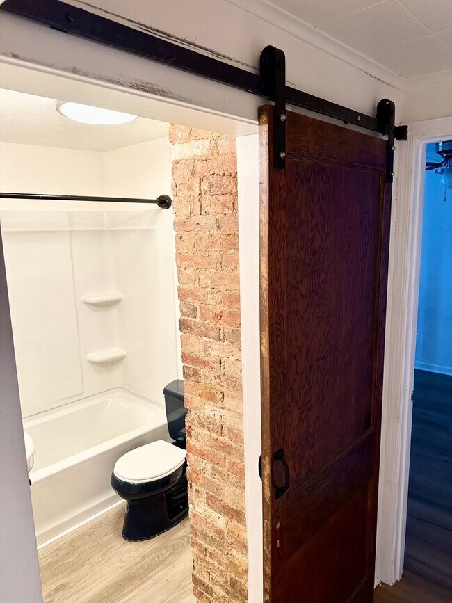 Building Photo - 100.5 E Middle St