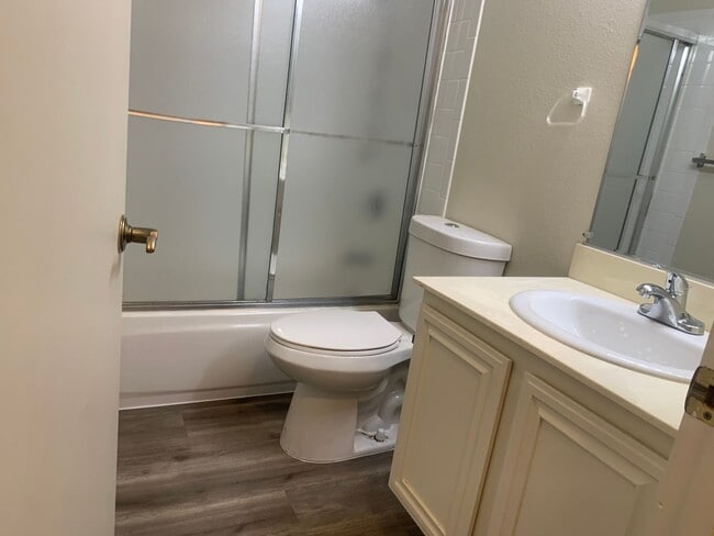 Building Photo - Large one story 4 bedroom home in Orangevale