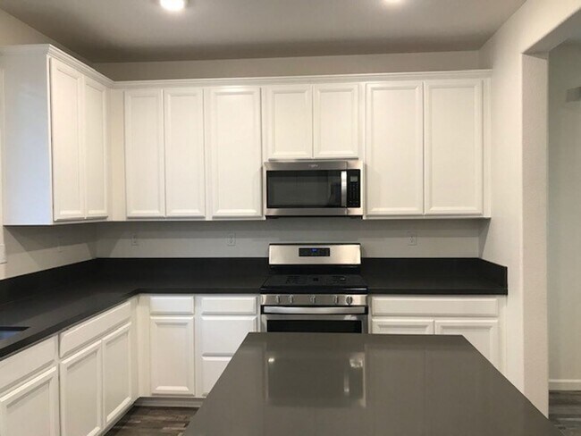 Building Photo - Beautiful home in Natomas, 3+2.5, 2-story, 2-car tandem garage, close to fwy & shopping