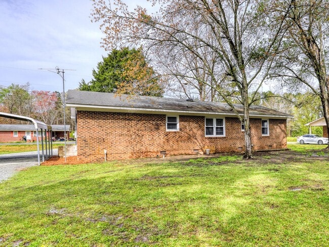 Building Photo - 3 bedroom 1 bath home for rent in New Bern