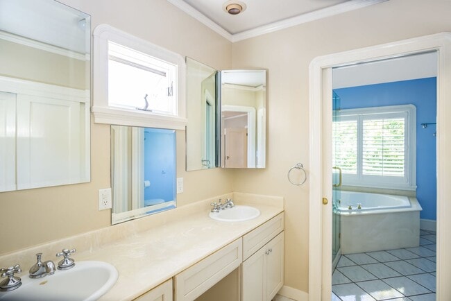 Building Photo - 1809 Versailles Ave