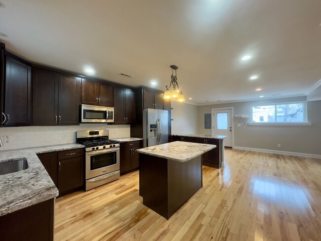 Building Photo - Charming 3 Bedroom/2.5 Bathroom Duplex in Hampden!