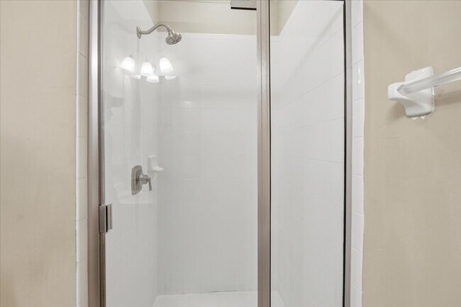 Building Photo - 290 Westlawn Dr