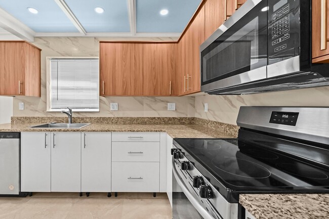 Building Photo - 551 Normandy Ln
