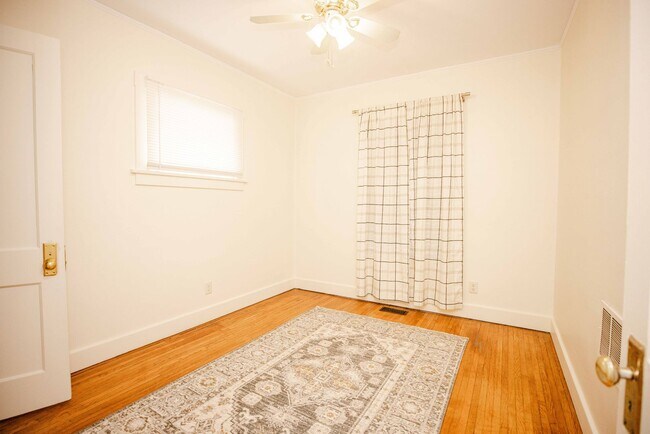 Building Photo - 1554 Oak St