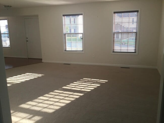 Building Photo - 450 Chelsea Loop