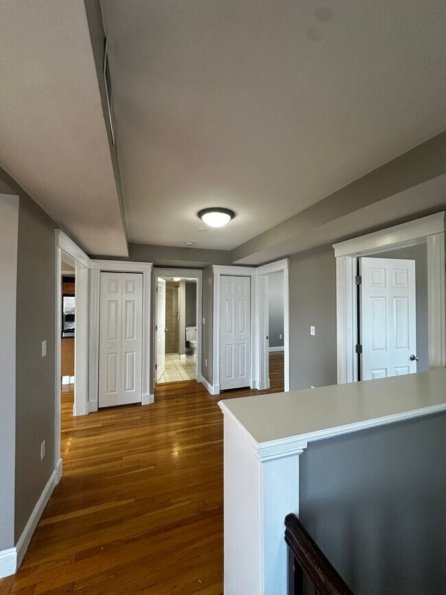 Building Photo - Spacious 3 Bed 2 Bath Apartment With Garag...