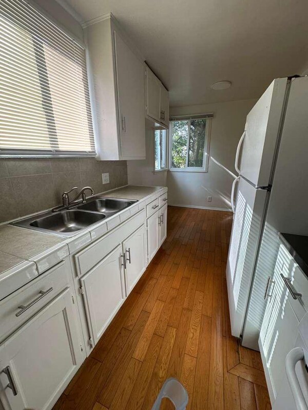 Building Photo - 1737 N Sycamore Ave