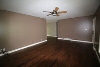 Building Photo - 133 Youngridge Dr
