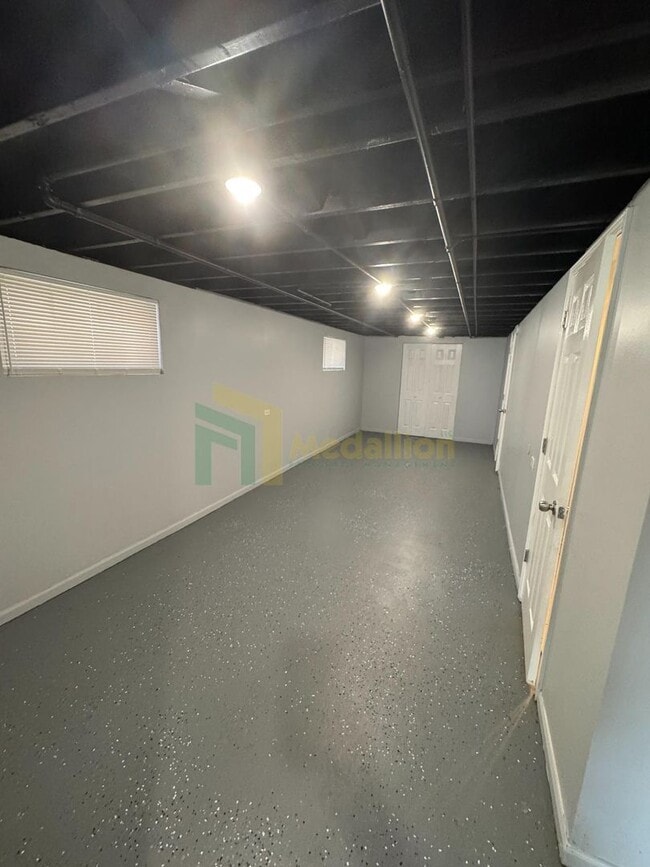 Building Photo - Brick Bungalow 4 bed 2 bath + Bonus area i...