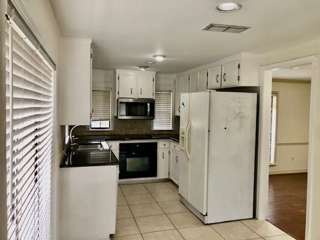 Building Photo - UPDATED IN TOWN SOUTH-LARGE 4/3 BRICK HOME-VERY NICE