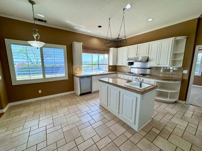 Building Photo - COMING SOON! Large Murrieta home available for LEASE!