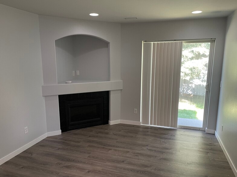 Building Photo - 1635 W Monet Dr