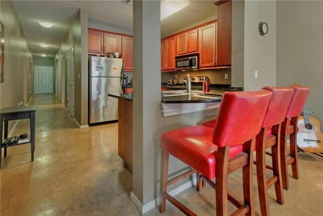 Building Photo - Great 1 bedroom on the corner of the 3rd f...