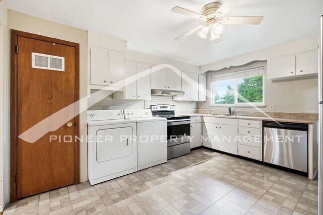 Building Photo - Charming Duplex with Washer/Dryer and Fenced Yard