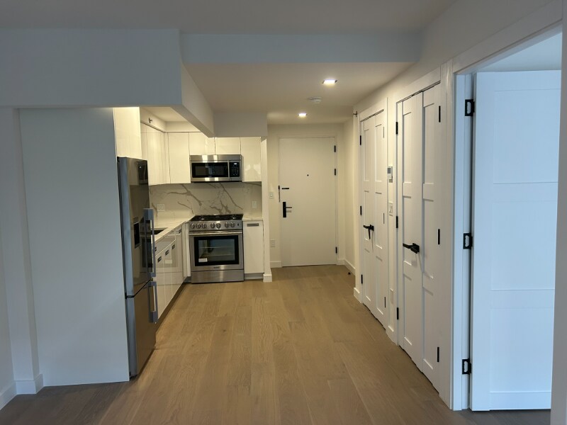 Building Photo - 428 E 9th St