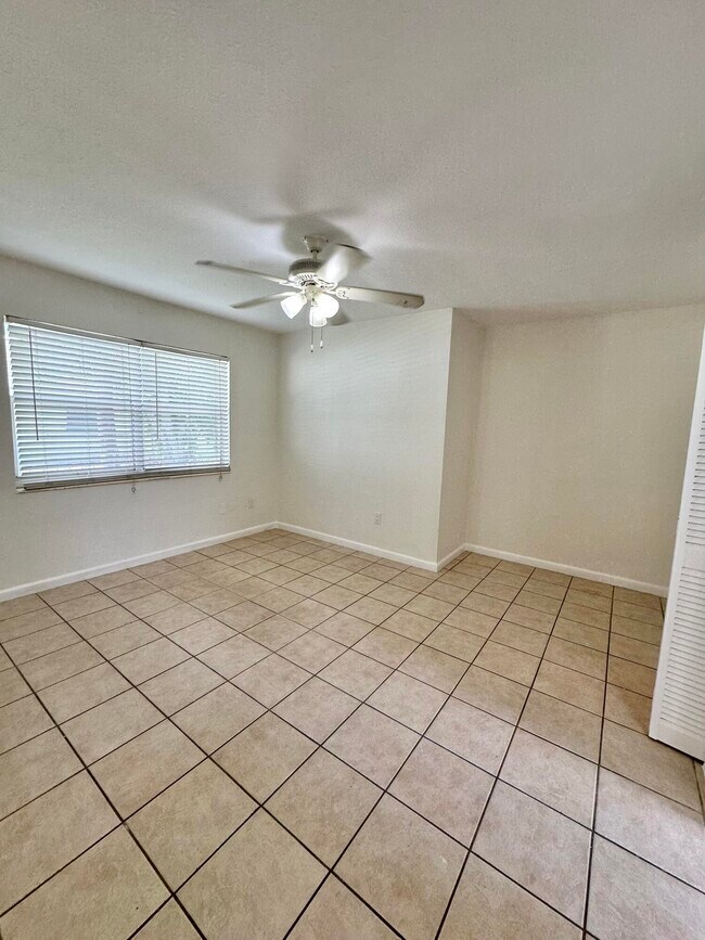 Building Photo - 1409 NW 2nd Ave
