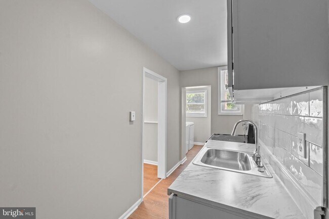 Building Photo - 3427 Ravenwood Ave