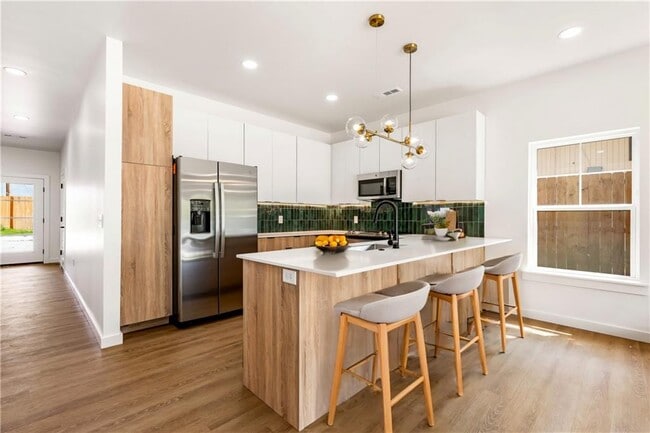 Building Photo - 949 SE 10th St