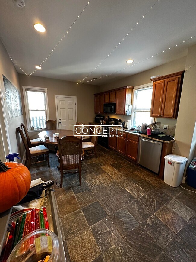 Building Photo - 47 Hillside St