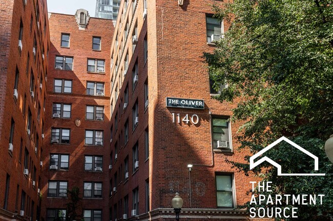 Building Photo - 1140 N La Salle Dr