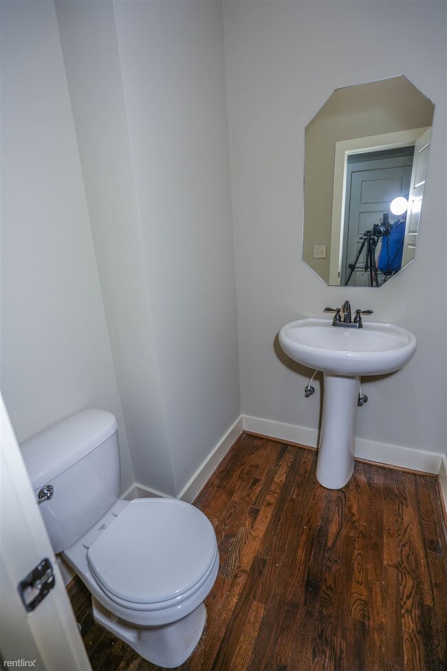 Building Photo - 3 br, 3.5 bath Townhome - 1304 Essex Manor...