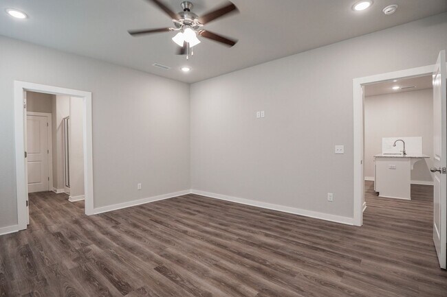 Building Photo - 608 N Salem Rd