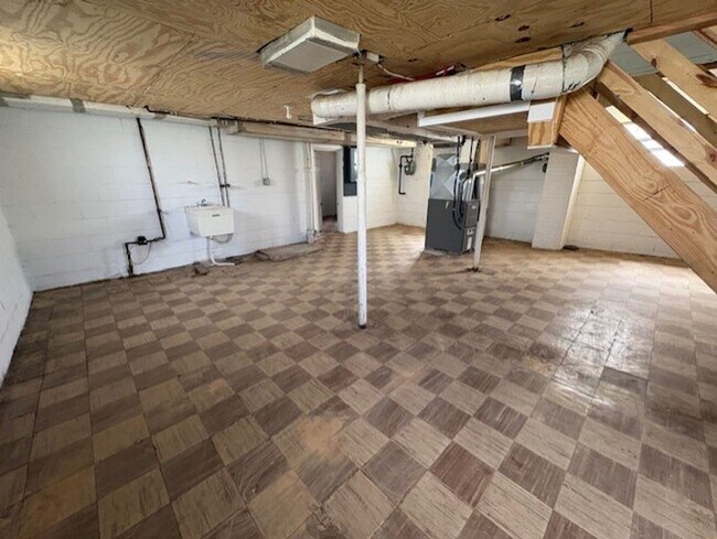 Building Photo - Cozy 2-Bed Single-Family in East Akron — Pet-Friendly, Garage + Covered Patio