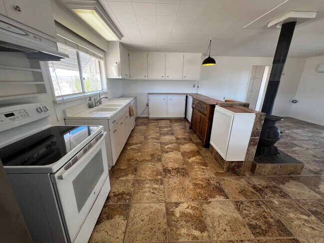 Building Photo - For Rent – Private Desert Retreat in Wonde...