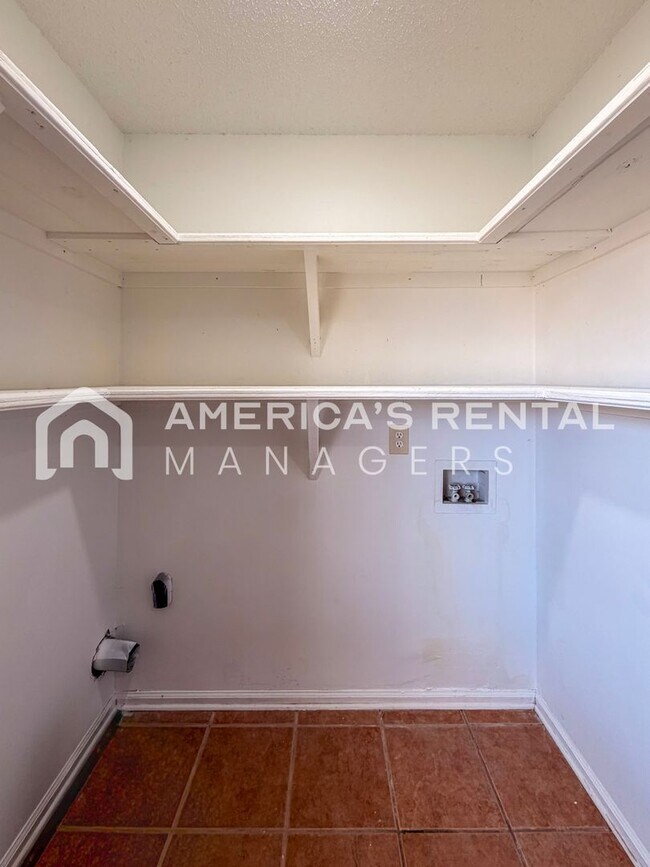 Building Photo - Modern 3BR/2BA – Easy Commute to Downtown!