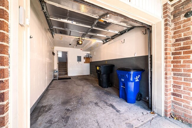 Building Photo - $1975 - Beautiful 2 Bedroom Condo with 2 bathrooms