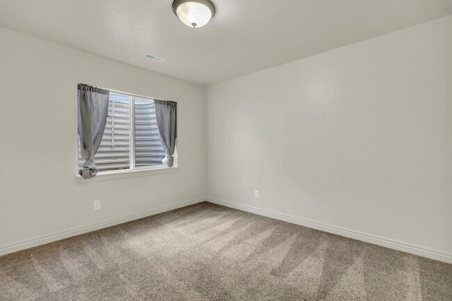 Building Photo - Charming Midway Home - Available Now!