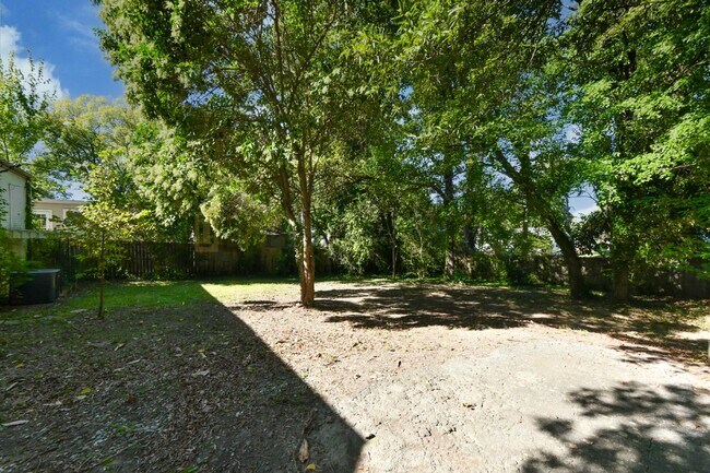 Building Photo - 1802 W Friendly Ave