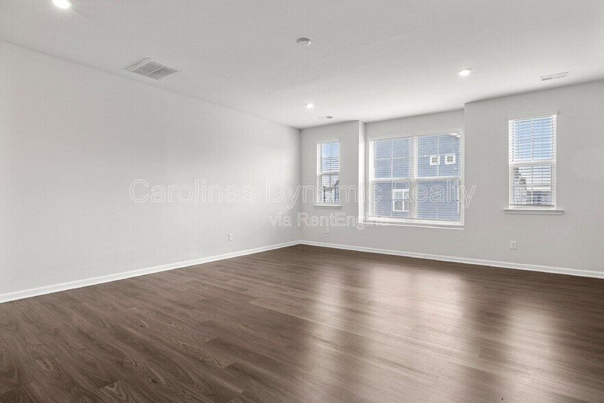Building Photo - 6985 Waterstone Dr