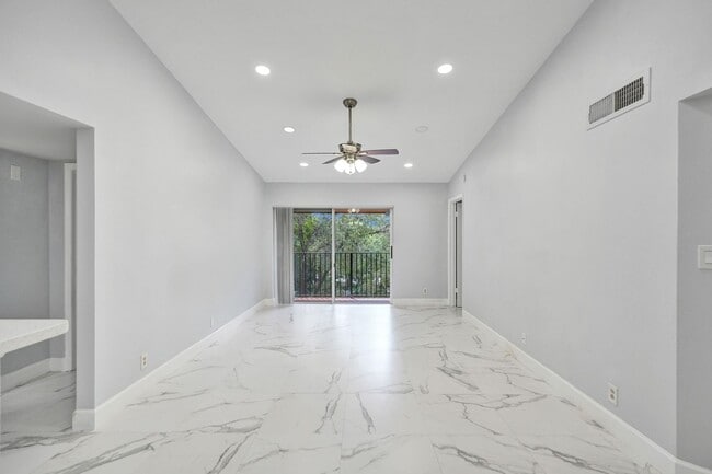 Building Photo - Renovated and Updated 2 Bed, 2 Bath Condo ...