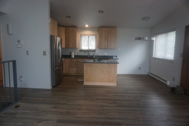 Building Photo - Great House off Brook Forest!