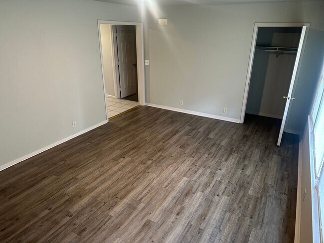 Building Photo - 1007 Mayes Ave