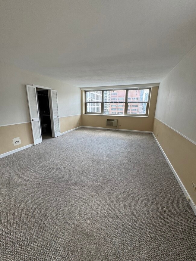 Building Photo - 253 E Delaware Pl