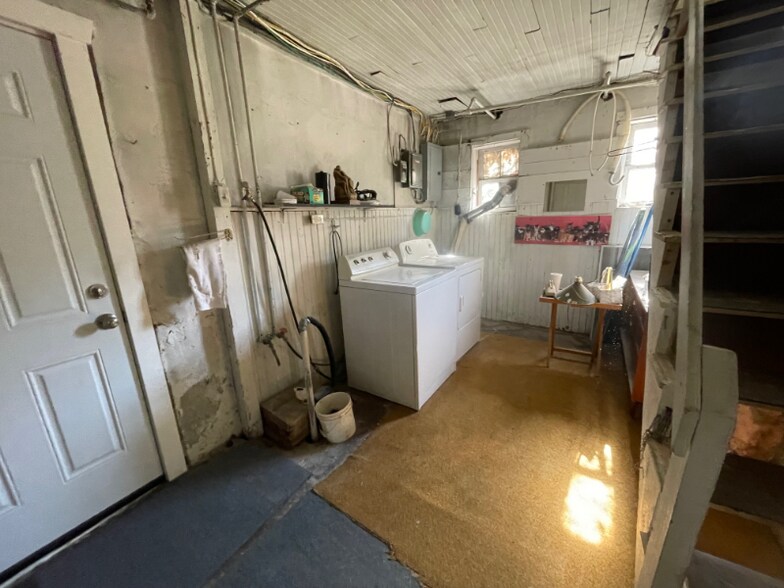 Building Photo - 2438 S 5th St