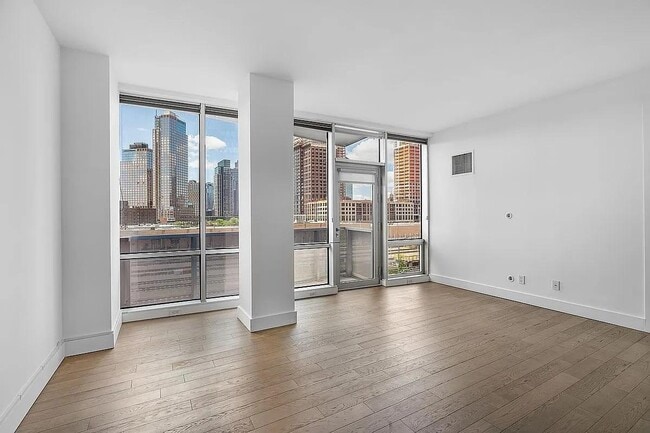 Building Photo - 5-19 Borden Ave