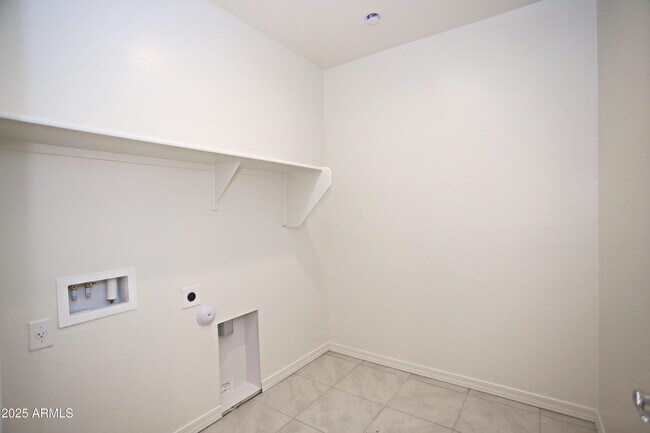 Building Photo - 935 W Finch Dr