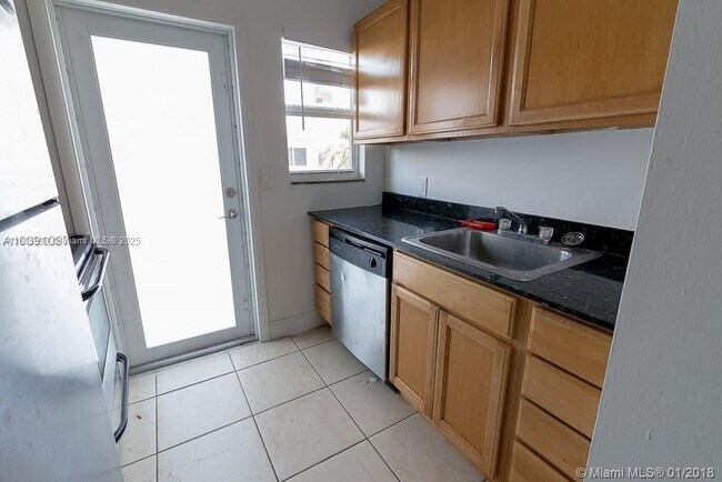 Building Photo - 7207 Bay Dr