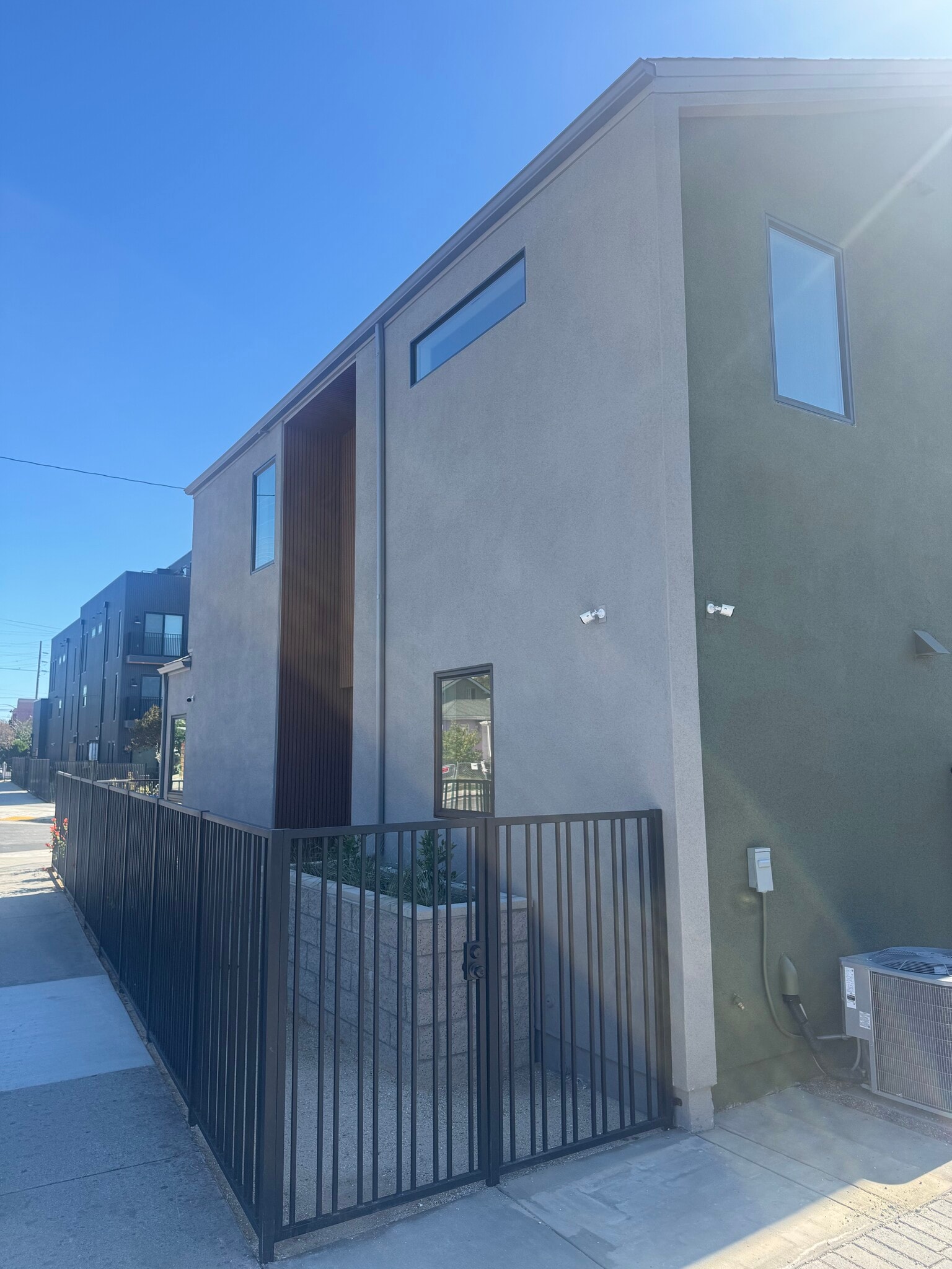 Building Photo - 355 Newland St