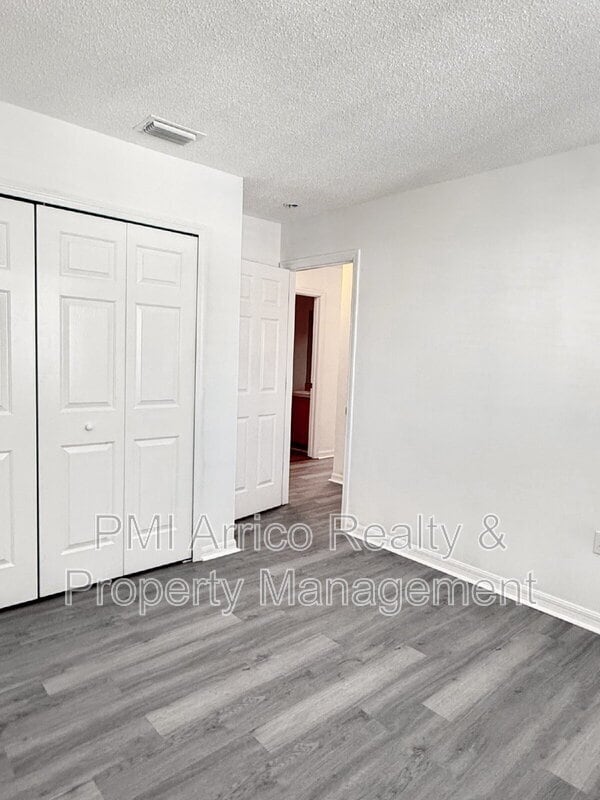 Building Photo - 7328 E Bank Dr