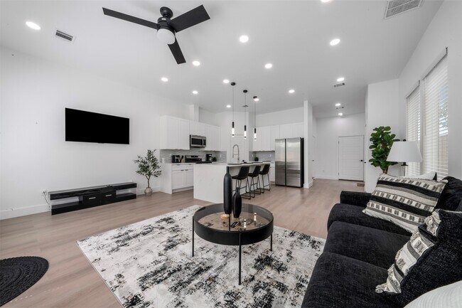 Building Photo - 6815 Paris St