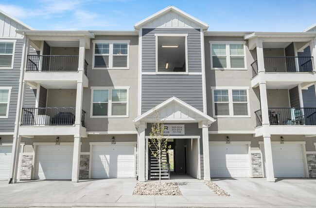 Building Photo - Pet Friendly 3-Bedroom Condo!