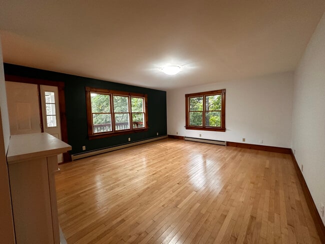 Building Photo - 6 Crescent St