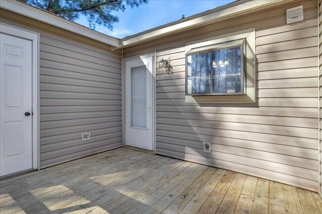 Building Photo - 2 Bed 2.5 Bath Duplex