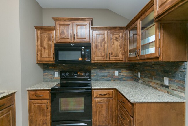 Building Photo - MOVE IN READY $200 OFF 1st month's rent -S...