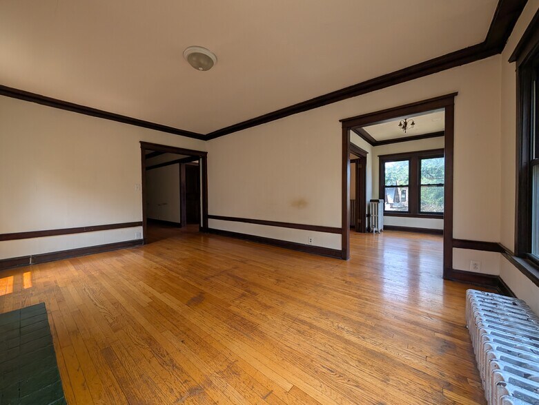 Building Photo - 2421 N Sawyer Ave